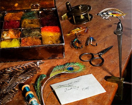 UK. Antique fly-tying equipment with a traditionally tied salmon fly in the vice on a fly-tiers bench Foto de stock - Con derechos protegidos, Código: 862-03353766