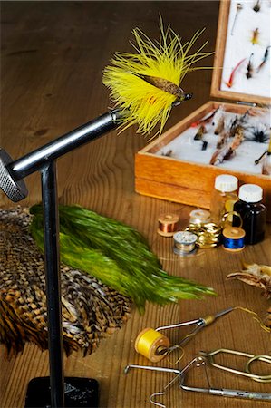 Un modèle de mouche saumon traditionnellement lié appelée un aigle jaune dans l'étau sur un banc de mouche-tiers Photographie de stock - Rights-Managed, Code: 862-03353762