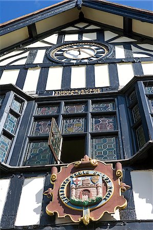 simsearch:862-03437068,k - England,Shropshire,Bridgnorth. The timber framed Town Hall dominating the High Street this magnificent timber framed building was built in 1652 from a redundant tithe barn donated by a Lady Bertie from the town of Much Wenlock. Fotografie stock - Rights-Managed, Codice: 862-03353817