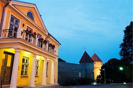 A Noblemans House and Castle Walls on Toompea Hill,Located in the Unesco World Heritage Old Town Fotografie stock - Rights-Managed, Codice: 862-03353903