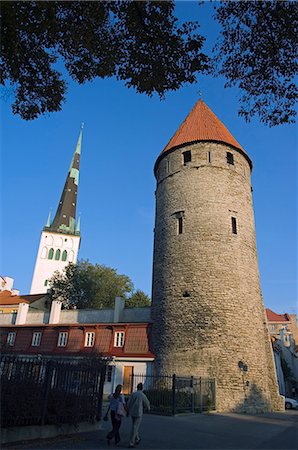 Tours de mur bas ville ville et l'église de St Olav, situé dans la ville de vieux Unesco World Heritage du XIIIe siècle St Olav église à 124 m a été une fois le plus haut bâtiment de la WorldMC Photographie de stock - Rights-Managed, Code: 862-03353915