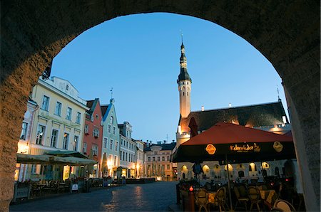 estonian (places and things) - Regardant à travers l'arche sur place de l'hôtel de ville (Raekoja Plats), situé dans l'Unesco World Heritage Old Town Photographie de stock - Rights-Managed, Code: 862-03353919