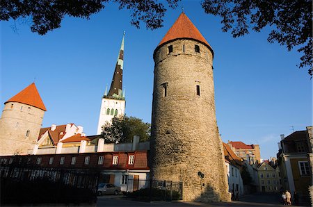 estonian (places and things) - Lower Town City Wall Towers and St Olav Church,Located in the Unesco World Heritage Old Town. The 13th Century St Olav Church at 124m was once the tallest building in the world Foto de stock - Con derechos protegidos, Código: 862-03353912