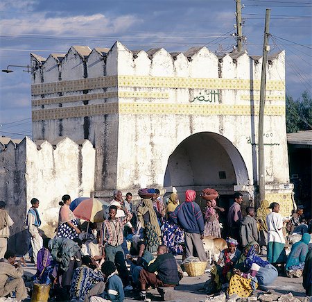 etiopia - The impressive Shewa Gate is one of the seven entrances to the medieval walled city of Harar. Once an independent city-state dating back to the early 16th century,Harar was incorporated into the Ethiopian Empire in 1887. It is considered sacred in the Muslim world. Its citizens have their own language,customs and crafts. Foto de stock - Con derechos protegidos, Código: 862-03353966