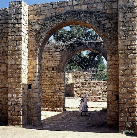 simsearch:862-03354616,k - The stone-built Buda Gate is one of the seven entrances to the medieval walled city of Harar. Once an independent city-state dating back to the early 16th century,Harar was incorporated into the Ethiopian Empire in 1887. It is considered sacred in the Muslim world. Its citizens have their own language,customs and crafts. Foto de stock - Con derechos protegidos, Código: 862-03353967