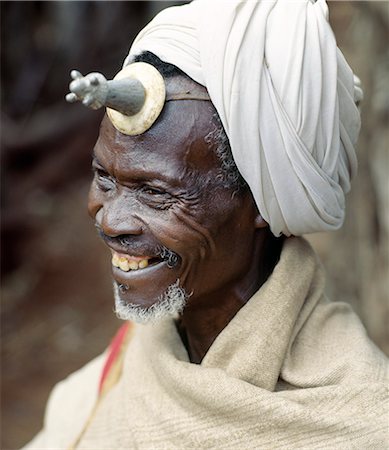 Un homme de Konso porte un Kallaacha phallique sur son front. Fabriqué en fonte d'aluminium et d'Ivoire ou en os, le Kallaacha est porté lors des cérémonies de qualité âge initiation et Gagnon de la tribu. Le Konso qui vivent de leur économie agricole prospère, vivre à côté de la pastoral Borana et ont beaucoup de coutumes en commun dont le port du phallus. Photographie de stock - Rights-Managed, Code: 862-03353998