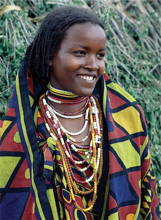 Une jolie fille de Borana au Mega dans le sud de l'Éthiopie porte chiffon en coton aux couleurs vives et nombreuses chaînes de perles. La pastoral Borana vivent de part et d'autre de la frontière sud du Kenya et l'Éthiopie et le Nord et forment un groupe vaste et important du pôle langue Oromo de tribus. Photographie de stock - Rights-Managed, Code: 862-03353991