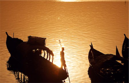 Passenger boats pushing off into Niger River at sunset Foto de stock - Con derechos protegidos, Código: 862-03364072