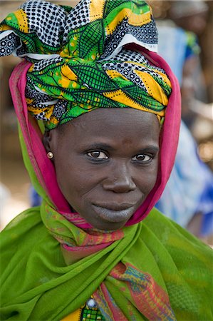 simsearch:862-03364124,k - Mali, Bamako, Tinan. Une femme en tenue colorée sur le marché hebdomadaire de Tinan situé entre Bamako et Ségou. Photographie de stock - Rights-Managed, Code: 862-03364126