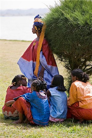 Mali, Bamako. Un groupe de femmes maliennes élégamment habillés en costumes colorés empesée coton traditionnel à Bamako. Photographie de stock - Rights-Managed, Code: 862-03364122