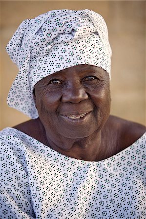 simsearch:862-03364130,k - Mali,Segou. An old woman at Segou wearing a dress and matching headscarf. Foto de stock - Con derechos protegidos, Código: 862-03364130