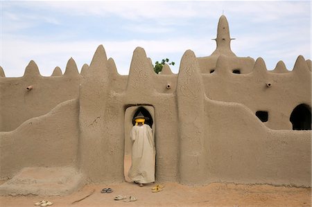 sudan - Mali, Senossa. Ein Peul Mann betritt die schöne Schlamm gebaut Sudan-Stil Moschee in Senossa, eine kurze Entfernung von Djenne. Stockbilder - Lizenzpflichtiges, Bildnummer: 862-03364147