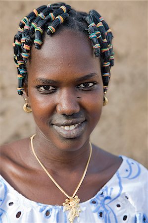 simsearch:862-03364165,k - Mali,Gao,Hombori. A young Songhay girl at Hombori with a fetching modern hairstyle. Foto de stock - Direito Controlado, Número: 862-03364167