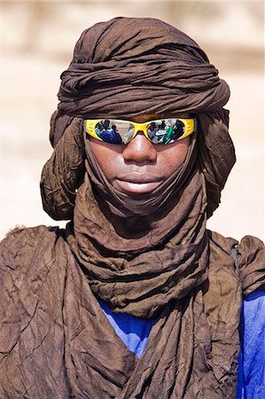 simsearch:862-03364165,k - Mali,Douentza. A cool dude! A Bella man wearing a turban and reflective sunglasses. The Bella are predominantly pastoral people and were once the slaves of the Tuareg of Northern Mali. Fotografie stock - Rights-Managed, Codice: 862-03364160