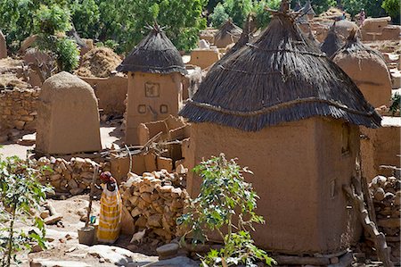 Mali, pays Dogon. Un joli village Dogon au sommet de l'escarpement de Bandiagara. Habitations ont des toits plats alors que les greniers carrés ont planté des toits de chaume. Photographie de stock - Rights-Managed, Code: 862-03364176
