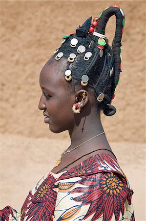 pendentif - Mali, Gao. Une femme Songhay au marché de Gao avec une coiffure élaborée typique de sa tribu. Les pièces d'argent sont d'anciens francs français et des pièces d'Afrique de l'Ouest Britannique datant d'une centaine d'années. Photographie de stock - Rights-Managed, Code: 862-03364172