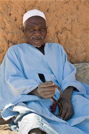 simsearch:851-02962761,k - Mali, pays Dogon. Un vieil homme, Chapelet à la main, se repose près de la mosquée de Songho. Photographie de stock - Rights-Managed, Code: 862-03364180