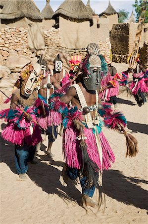 Mali,Dogon Country,Tereli. A mask dance at the Dogon village of Tereli which is situated among rocks at the base of the spectacular 120-mile-long Bandiagara escarpment. The mask dance is performed at funeral ceremonies to appease the dead and speed them on their way to the ancestral world. Foto de stock - Con derechos protegidos, Código: 862-03364199