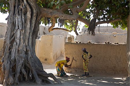 Mali, Mopti. Femmes couper du bois de chauffage dans le quartier de Peuls de Mopti à proximité de la mosquée de Mopti. Photographie de stock - Rights-Managed, Code: 862-03364228