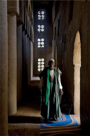 Mali, Delta intérieur du Niger. L'imam de Kotaka s'arrête à côté d'une voûte à l'intérieur de la grande mosquée de style soudanais qui domine le village de Kotaka au bord du fleuve Niger. Photographie de stock - Rights-Managed, Code: 862-03364267