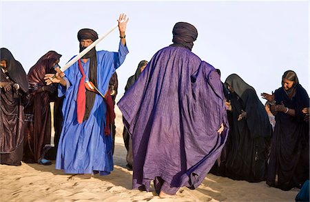 Timbuktu, Mali. Eine Gruppe von Tuareg-Männer und Frauen singen und tanzen in der Nähe ihrer Heimat Wüste nördlich von Timbuktu. Stockbilder - Lizenzpflichtiges, Bildnummer: 862-03364260