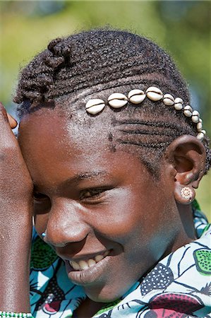 simsearch:862-03364165,k - Mali,Tupe,Niger Inland Delta. A Songhay girl with cowries attached to her attractively braided hair at Tupe,a small village on the banks of the Niger River between Mopti and Timbuktu. Fotografie stock - Rights-Managed, Codice: 862-03364286