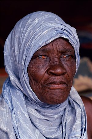 Portrait d'une vieille femme mauritanienne. L'espérance de vie des Mauritaniens est de 53 ans.Sondage est un village nommé d'après la récente découverte d'eau. Le village a été construit par un millionnaire de Nouakchott. Il a fourni une aide médicale et a organisé un marché hebdomadaire, pour les nomades, qui aura lieu le vendredi. Photographie de stock - Rights-Managed, Code: 862-03364302