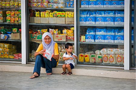 simsearch:862-03364334,k - Mutter und Sohn genießen Bohnenkraut behandeln außerhalb der lokalen Shop in der Kota Kinabalu, Sabah, Borneo Stockbilder - Lizenzpflichtiges, Bildnummer: 862-03364335