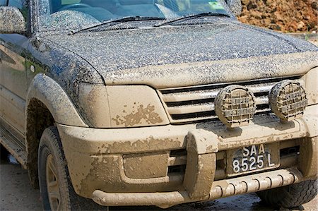 Mud splattered four wheel drive after driving local road during the wet season,Sepilok,Sabah,Borneo Foto de stock - Con derechos protegidos, Código: 862-03364336