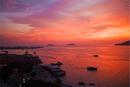 simsearch:862-03364327,k - Malaisie, Bornéo, Sabah. Coucher de soleil spectaculaire sur la mer de Chine méridionale et la ville côtière de Kota Kinabalu. Photographie de stock - Rights-Managed, Code: 862-03364364