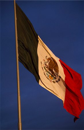 simsearch:673-03405699,k - Giant Mexican flag in the Zocala Square. Foto de stock - Con derechos protegidos, Código: 862-03364366