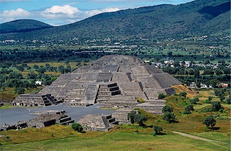 simsearch:862-03360552,k - Pyramide de la lune à la fin de l'Avenue des morts dans la civilisation préhispanique de Teotihuacan, construit autour de 500BC. Photographie de stock - Rights-Managed, Code: 862-03364383