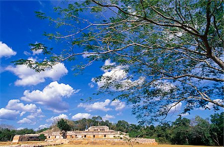 simsearch:862-03437246,k - Mexico,State of Yucatan. Mayan Ruins of Labna. In Mayan,Labná means old or abandoned house. It is one of the five main Puuc sites,including Xlapak,Sayil,Kabah,and Uxmal This peaceful hill settlement had a population at its height of about 4500 persons. Foto de stock - Con derechos protegidos, Código: 862-03364411