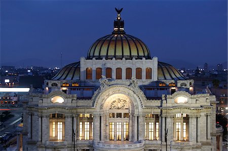 simsearch:862-03364374,k - Mexico,Mexico City. Palacio de Bellas Artes (Palace of Fine Arts) is the premier opera house of Mexico City. The building is famous for both its extravagant Beaux Arts exterior in imported Italian white marble and its murals by Diego Rivera,Rufino Tamayo,David Alfaro Siqueiros,and Jose Clemente Orozco. Foto de stock - Con derechos protegidos, Código: 862-03364434