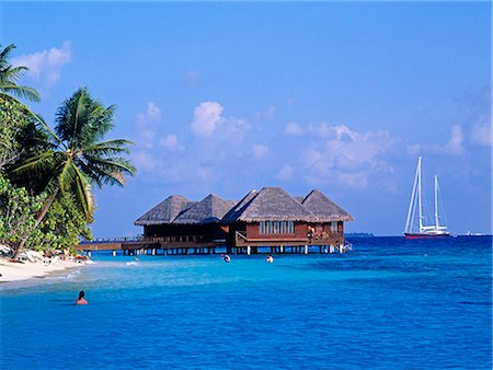 simsearch:862-03364470,k - L'eau Villas, bateau à voile, touristes de profiter de l'océan, les îles Maldives. Océan Indien Photographie de stock - Rights-Managed, Code: 862-03364466