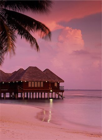 simsearch:862-03364470,k - Villas de plage et de l'eau au coucher du soleil, les îles Maldives. Océan Indien Photographie de stock - Rights-Managed, Code: 862-03364463