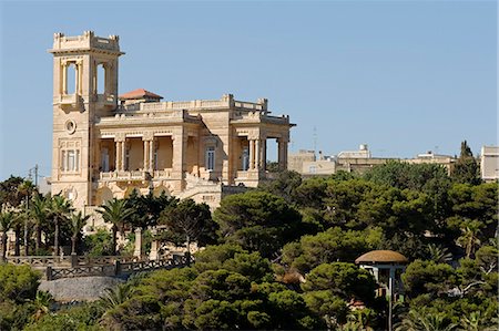 Malta,St George's Bay. Villa Rosa,a luxury hotel set in beautiful gardens looks down on St George's Bay. Foto de stock - Con derechos protegidos, Código: 862-03364474