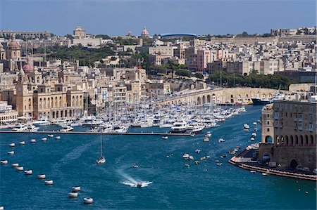 Malta, Vittoriosa. Blick über Vallettas Grand Harbour Dockyard Creek und Vittoriosa mit seinen eleganten Gebäuden und belebten Marina. Stockbilder - Lizenzpflichtiges, Bildnummer: 862-03364484