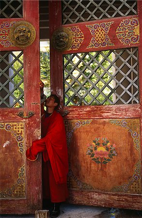 Mongolia,UlaanBaatar. Buddhist Lama opening the gates of the school at Ganden Monastery. Foto de stock - Con derechos protegidos, Código: 862-03364517