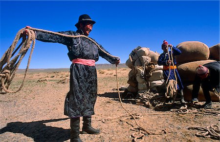 Mongolie, désert de Gobi. Préparation de laine pour le transport sur des chameaux dans le désert de Gobi. Photographie de stock - Rights-Managed, Code: 862-03364549