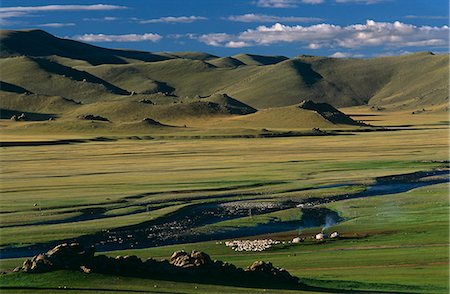 Steppe de la Mongolie. Yourtes à côté d'une rivière sur la steppe. Photographie de stock - Rights-Managed, Code: 862-03364541