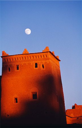 simsearch:862-03437252,k - Lever de la lune sur la tour crénelée de la Kasbah de Taourirt au coucher du soleil, vallée du Draa, Ouazazate, sud du Maroc. Photographie de stock - Rights-Managed, Code: 862-03364603