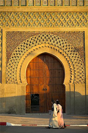 Deux femmes musulmanes passez devant le Bab el Mansour, Meknès, Maroc. Achevée en 1732, il était une fois l'entrée principale dans la ville. Photographie de stock - Rights-Managed, Code: 862-03364629
