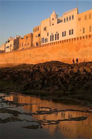 simsearch:862-03364619,k - The city walls surrounding the old medina in Essaouira,Morocco. At low tide it is possible to clamber out onto the rocks and look back at the walls from the sea. Foto de stock - Con derechos protegidos, Código: 862-03364620