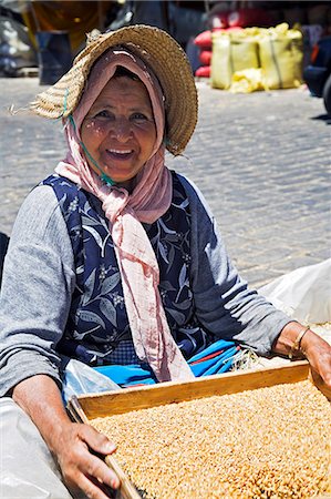 Une femme marocaine sépare le blé les enveloppes à l'aide d'un tamis sur le marché céréalier du Quartier des Habous ou nouvelle médina de Casablanca. Photographie de stock - Rights-Managed, Code: 862-03364635