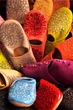 Brightly coloured moroccan slippers (known as babouche) for sale in the souq of the Quartier Habous or New Medina in Casablanca. Foto de stock - Con derechos protegidos, Código: 862-03364638