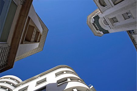 simsearch:862-03364671,k - Art Deco buildings converge on the the Rue Allah ben Abdellah in Casablanca. Fotografie stock - Rights-Managed, Codice: 862-03364643