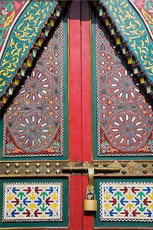 simsearch:862-03364652,k - A colourful painted doorway in the old medina of Casablanca. Foto de stock - Con derechos protegidos, Código: 862-03364668