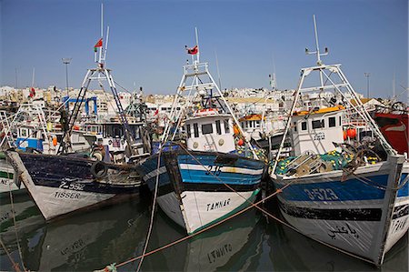 Bateaux amarrés dans le port de pêche achalandé à Tanger au Maroc. Photographie de stock - Rights-Managed, Code: 862-03364707