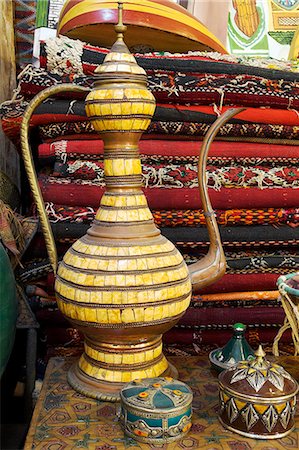 Antiques for sale in the souq in the old medina of Tangier. Foto de stock - Direito Controlado, Número: 862-03364716